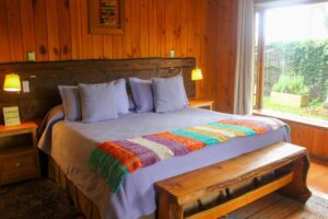 Habitación matrimonial con vista al jardín en La Araucaria Hostería Boutique, Pucón, Chile