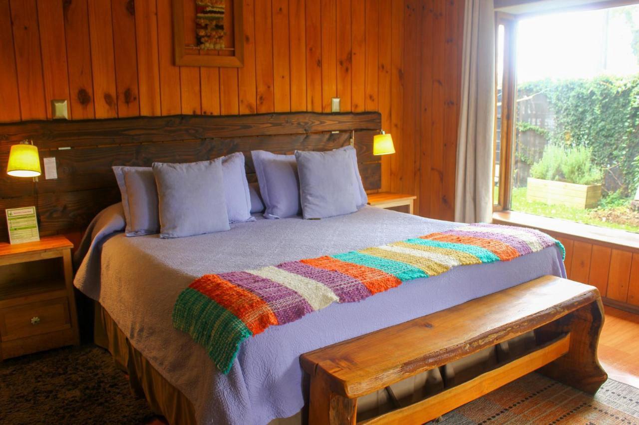 Habitación con cama matrimonial y vista al jardín
