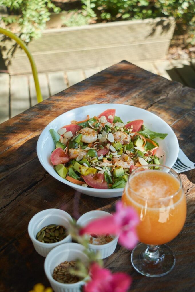 Ensalada fresca con jugo natural en La Taza