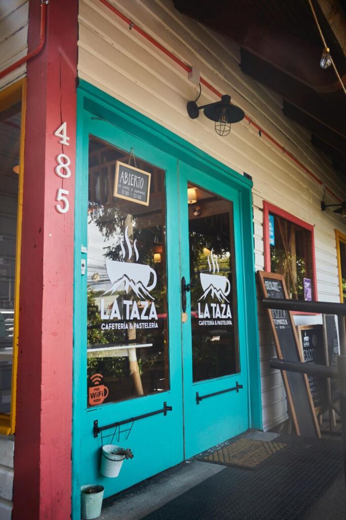 Puerta de la cafetería La Taza en La Araucaria Hostería Boutique