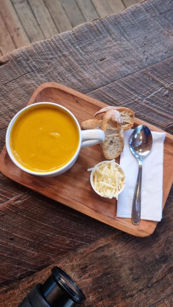 Crema de zapallo con pan en La Taza